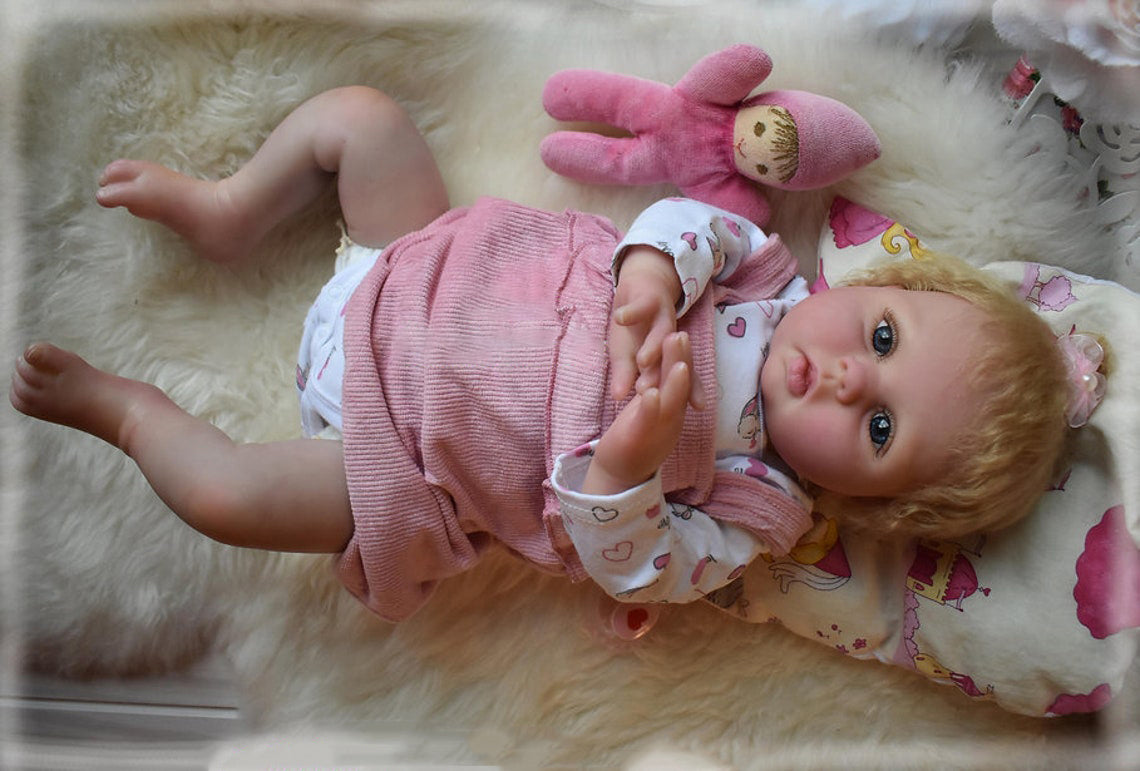 Zero Pam®️55 cm lebendige wiedergeborene Kleinkind-Babypuppen, handgeknüpftes goldenes Haar, 22 Zoll große wiedergeborene Babypuppe, weicher, kuscheliger Körper, realistisches Weihnachtsgeschenk für Neugeborene, Mädchen