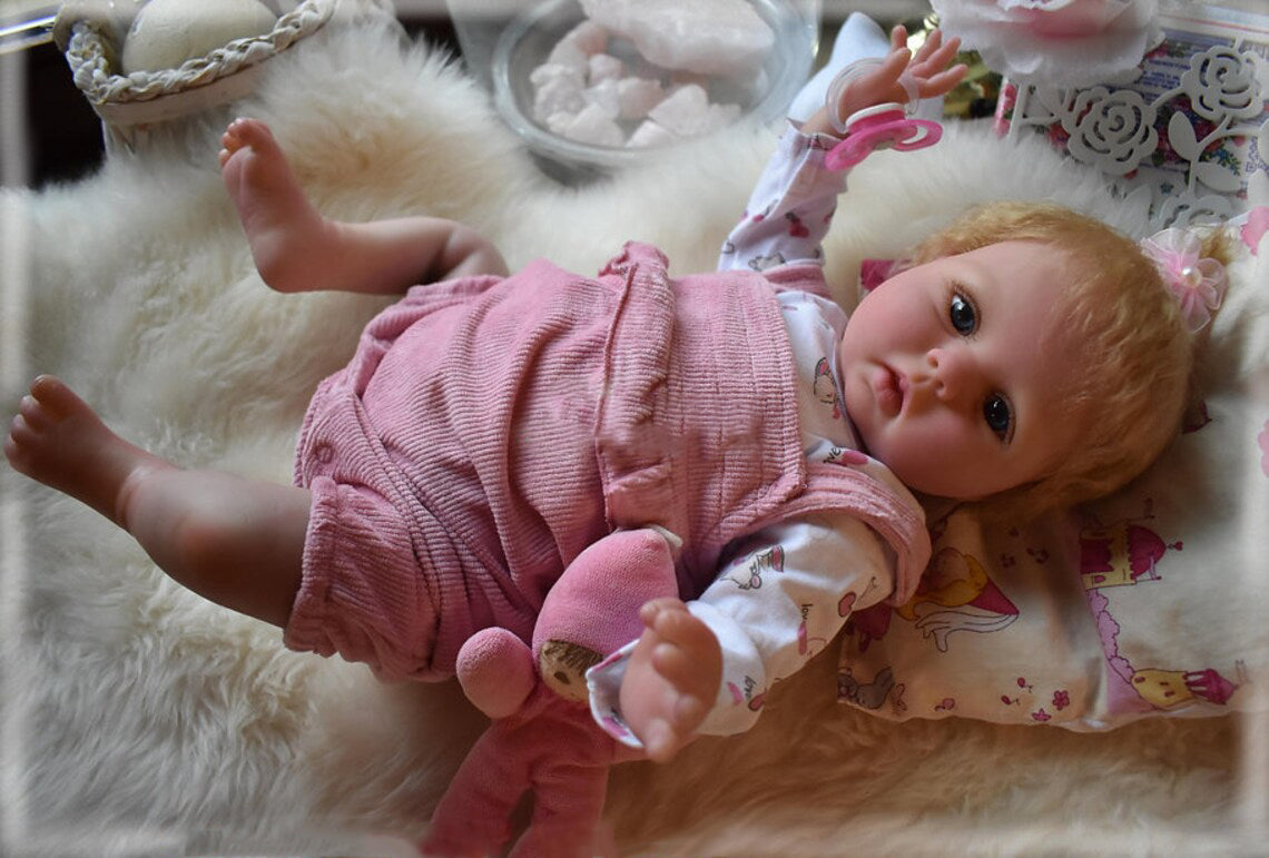 Zero Pam®️55 cm lebendige wiedergeborene Kleinkind-Babypuppen, handgeknüpftes goldenes Haar, 22 Zoll große wiedergeborene Babypuppe, weicher, kuscheliger Körper, realistisches Weihnachtsgeschenk für Neugeborene, Mädchen