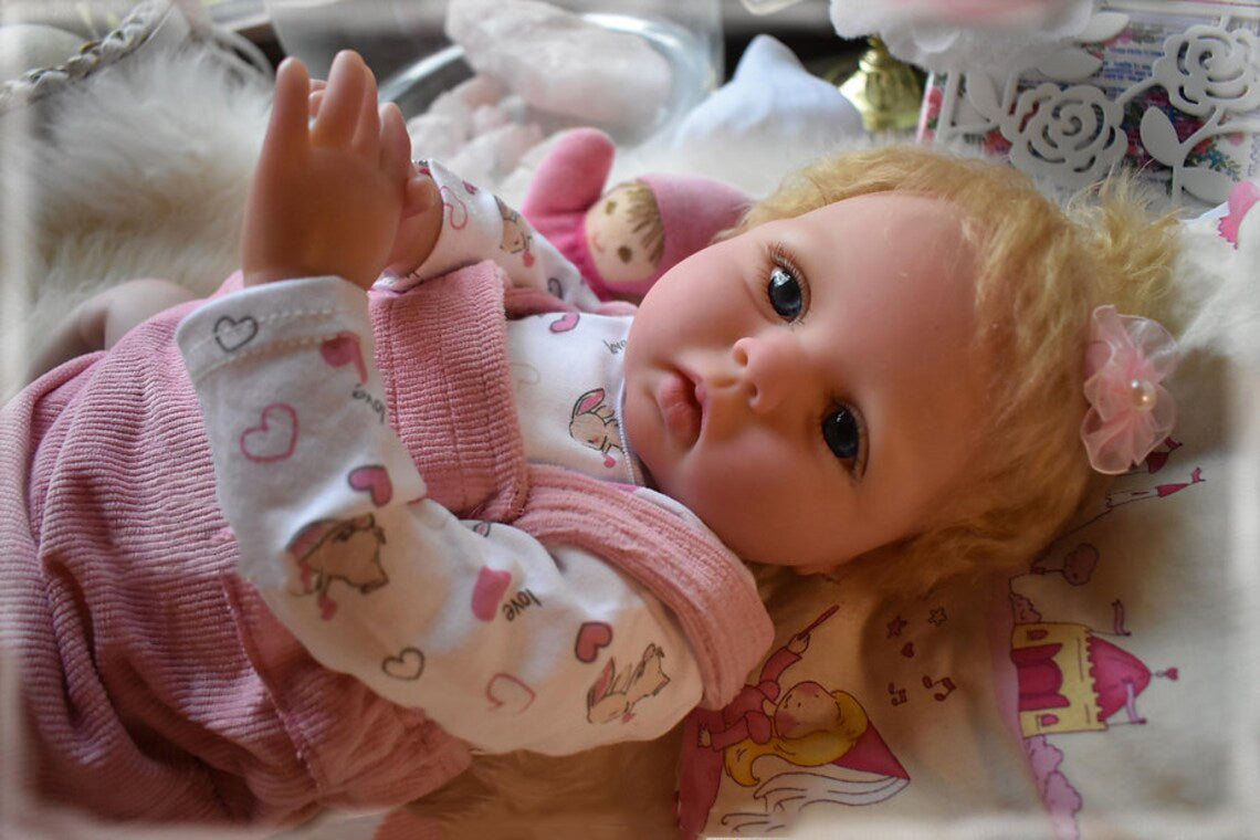 Zero Pam®️55 cm lebendige wiedergeborene Kleinkind-Babypuppen, handgeknüpftes goldenes Haar, 22 Zoll große wiedergeborene Babypuppe, weicher, kuscheliger Körper, realistisches Weihnachtsgeschenk für Neugeborene, Mädchen