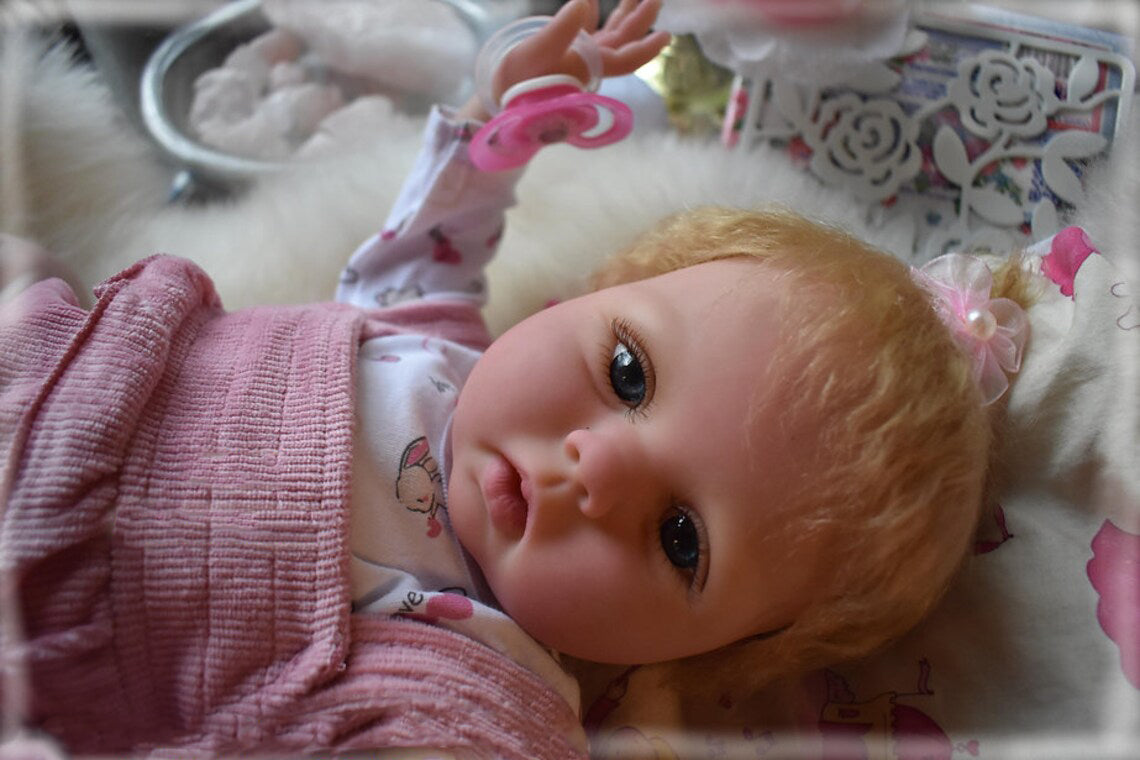 Zero Pam®️55 cm lebendige wiedergeborene Kleinkind-Babypuppen, handgeknüpftes goldenes Haar, 22 Zoll große wiedergeborene Babypuppe, weicher, kuscheliger Körper, realistisches Weihnachtsgeschenk für Neugeborene, Mädchen