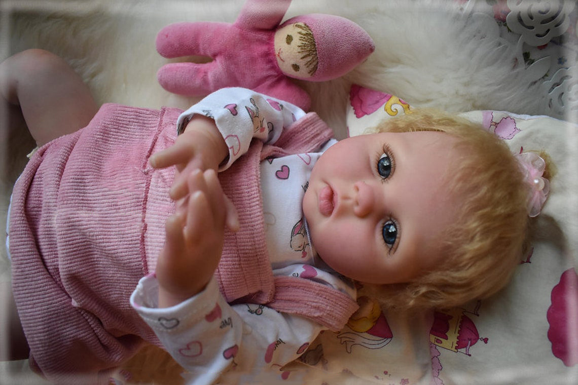 Zero Pam®️55 cm lebendige wiedergeborene Kleinkind-Babypuppen, handgeknüpftes goldenes Haar, 22 Zoll große wiedergeborene Babypuppe, weicher, kuscheliger Körper, realistisches Weihnachtsgeschenk für Neugeborene, Mädchen