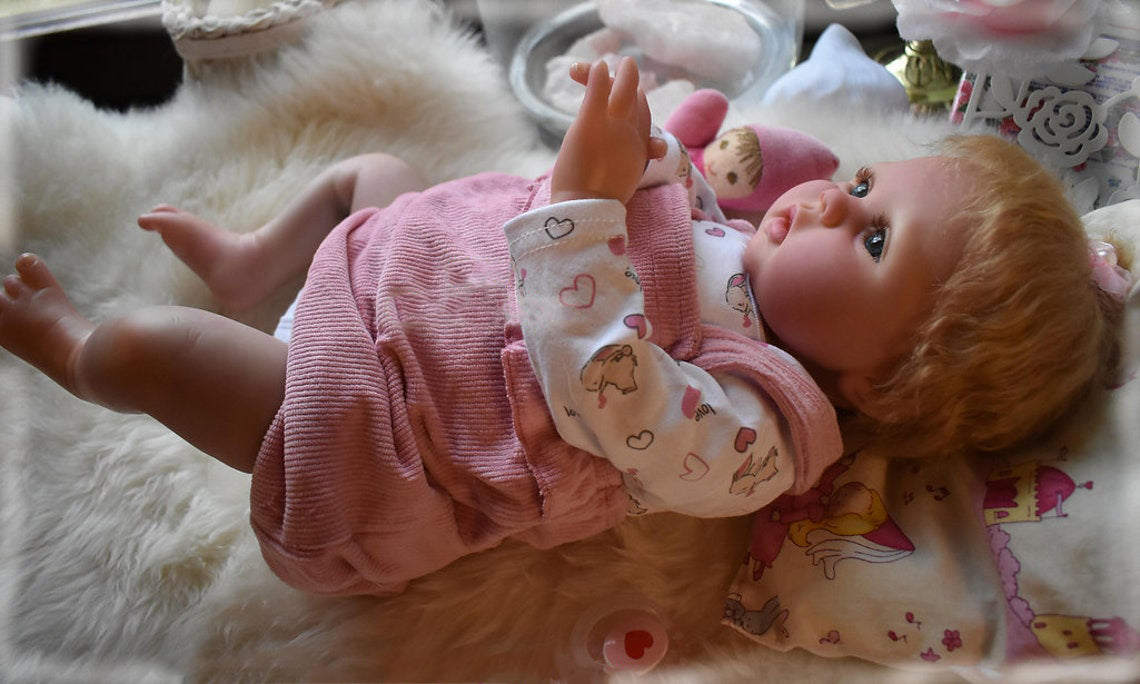 Zero Pam®️55 cm lebendige wiedergeborene Kleinkind-Babypuppen, handgeknüpftes goldenes Haar, 22 Zoll große wiedergeborene Babypuppe, weicher, kuscheliger Körper, realistisches Weihnachtsgeschenk für Neugeborene, Mädchen
