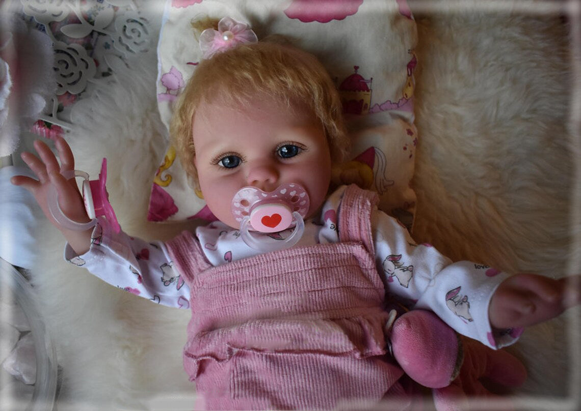 Zero Pam®️55 cm lebendige wiedergeborene Kleinkind-Babypuppen, handgeknüpftes goldenes Haar, 22 Zoll große wiedergeborene Babypuppe, weicher, kuscheliger Körper, realistisches Weihnachtsgeschenk für Neugeborene, Mädchen